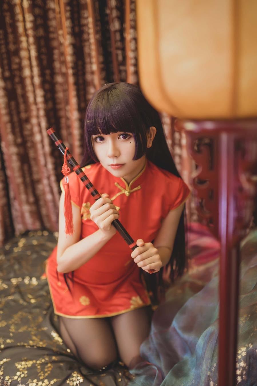 欣赏yoko宅夏白色连衣裙的美图，感受独特的时尚气息