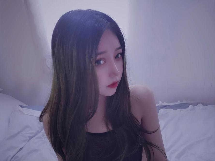 Eloise软软举牌，照片分享：用镜头记录的cosplay精彩瞬间。