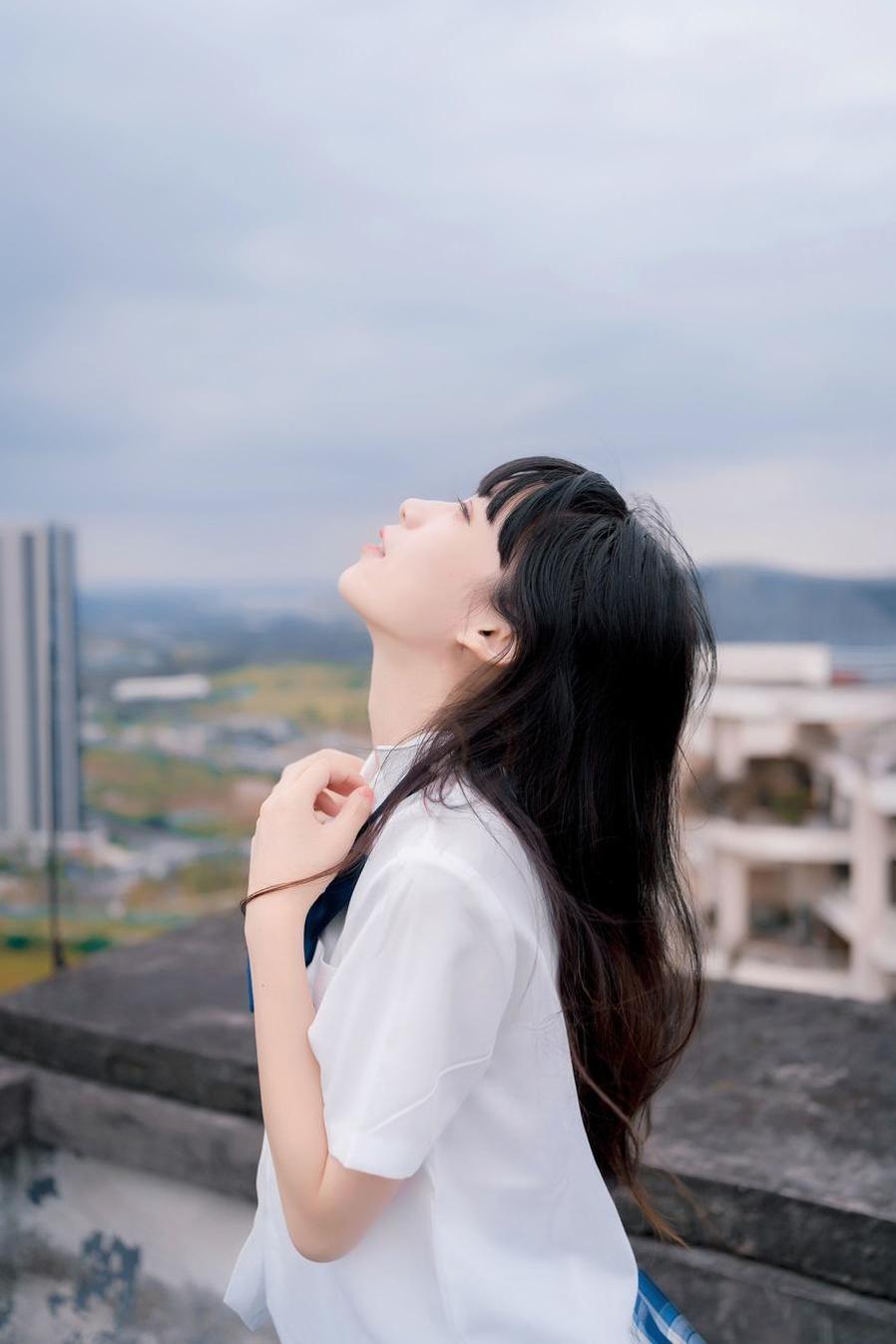 感受usejan蓝蓝私语jk的cos作品，他仿佛就是那个角色本身