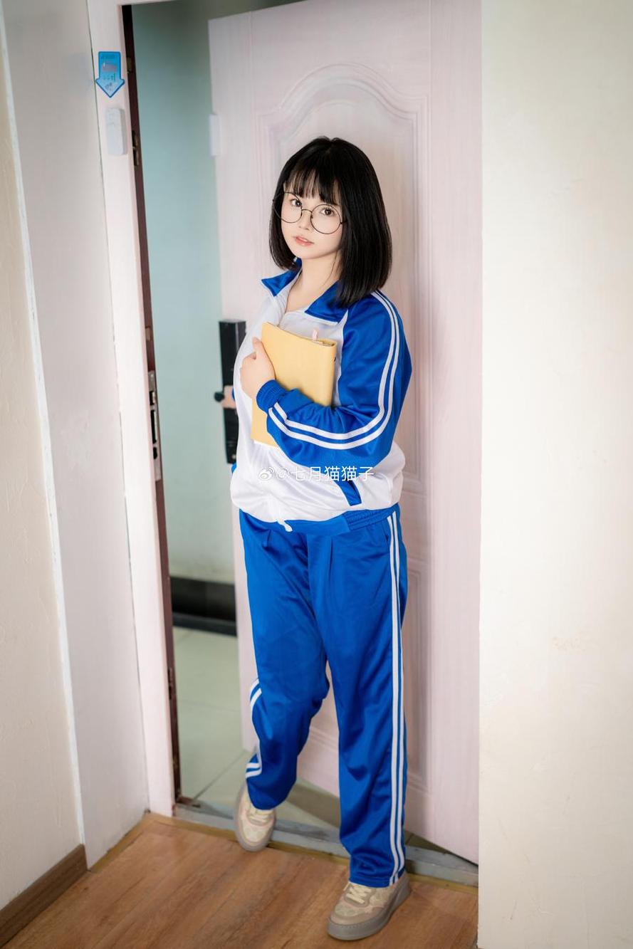 NIKE鞋，LV包，七月喵子全免费摄影秀