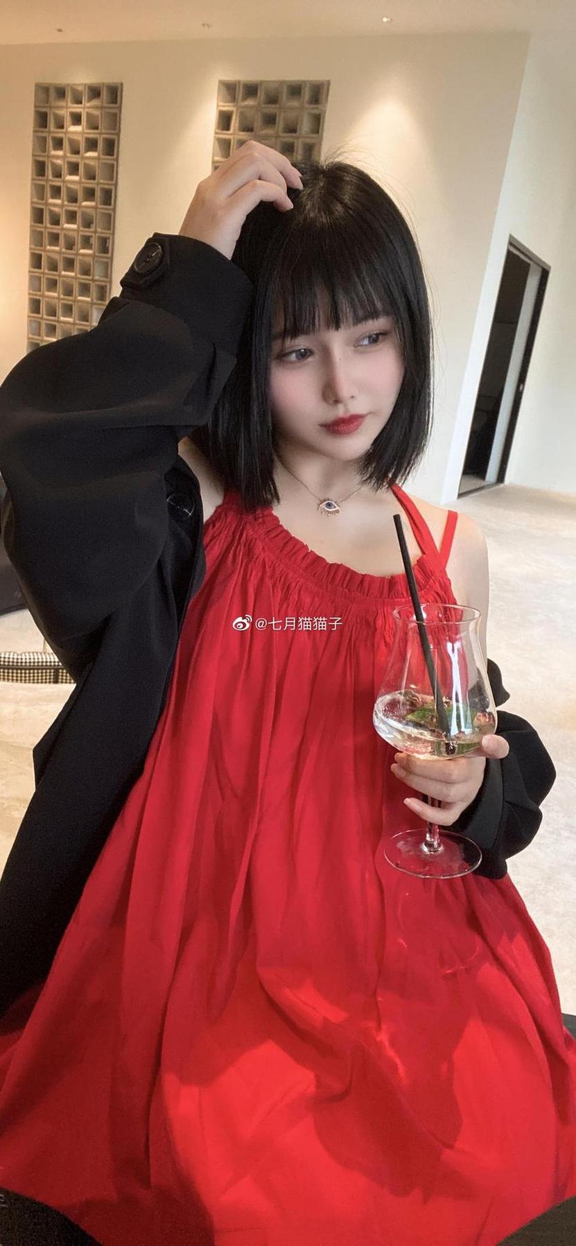 刚拍摄的照片，看看七月喵子微博的最新美图