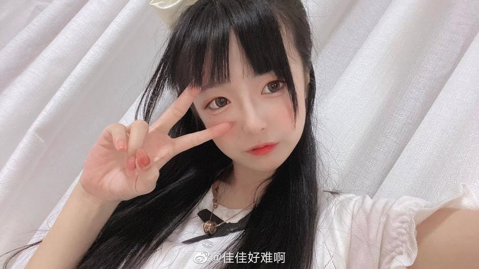 佳佳好难啊蓝色吊带真的适合所有肤色！这个coser的美图超级自信