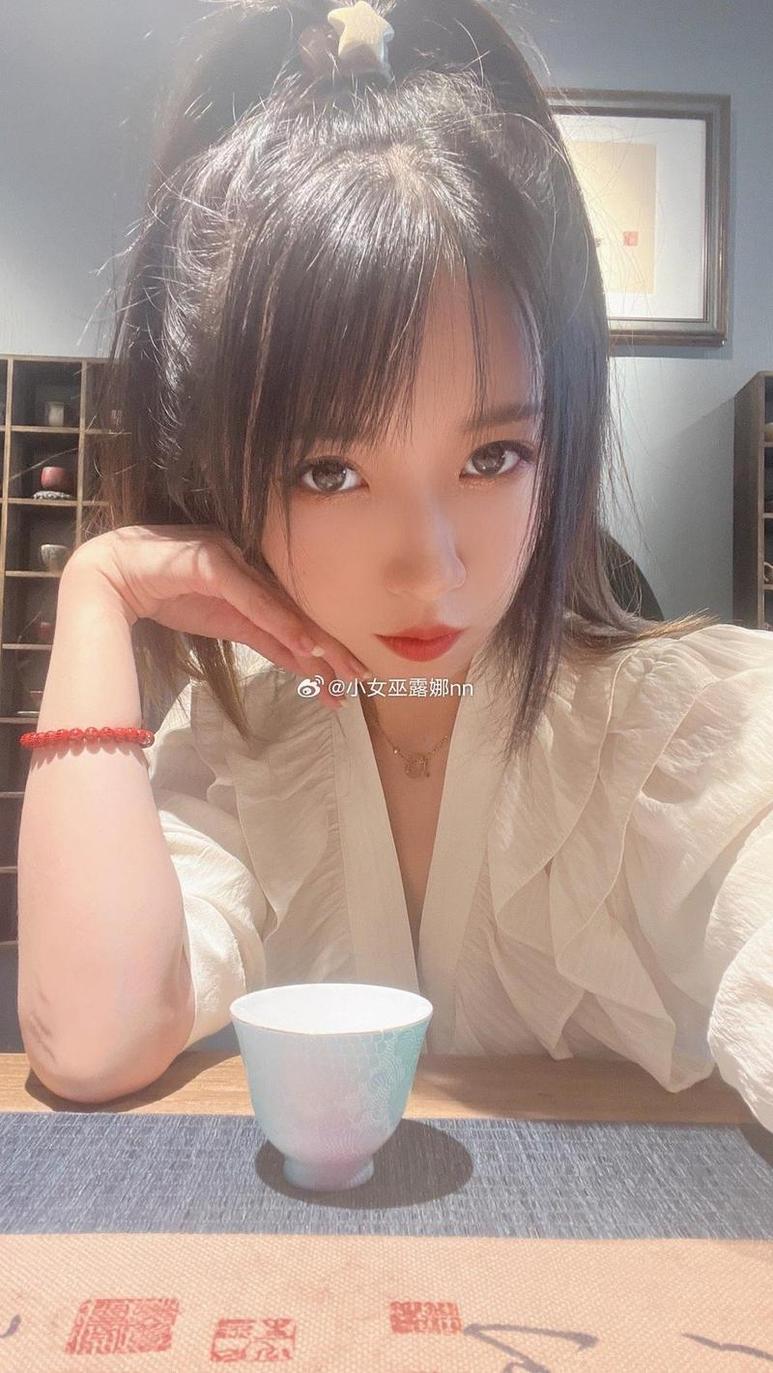 体验小女巫露娜亚马逊黑蟒蛇摄影师的镜头魔法。