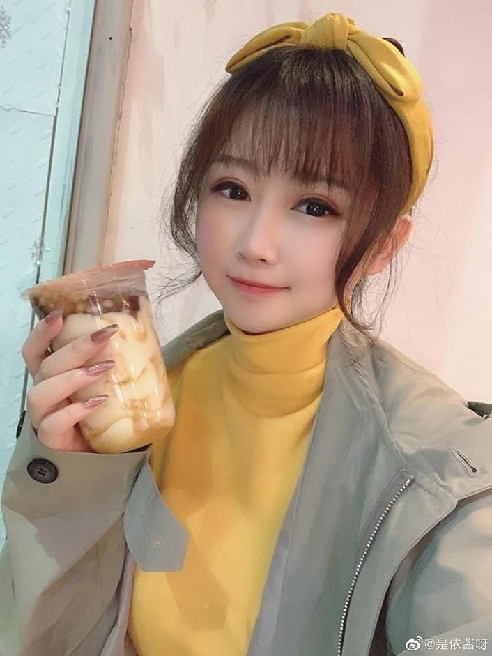 是依酱呀日常粉色：夏日阳光森林里，绿叶茂盛画面美丽。