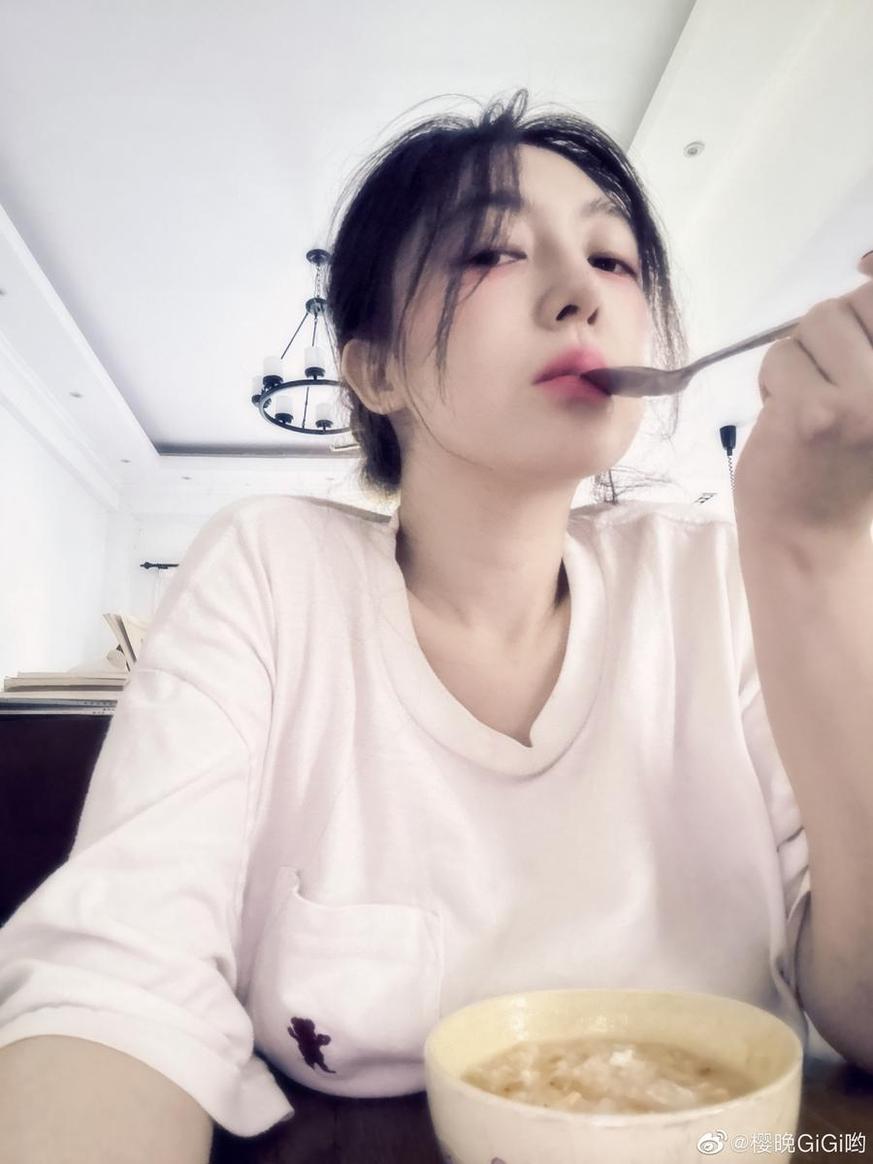 绚丽多彩的钢琴图片，樱晚gigi钢琴课在线为你呈现