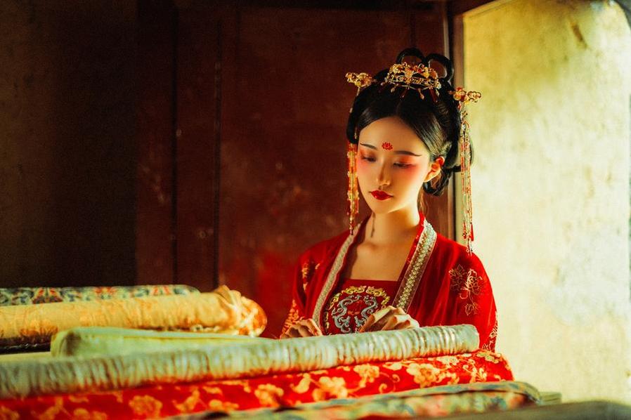 观察沧霁桔梗cos火女集，从点滴了解真正的cos作品的精彩世界