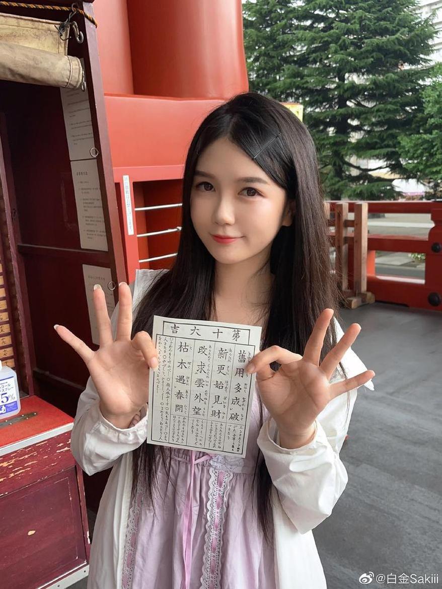 靓丽光影中的美艳白金saki八重神子