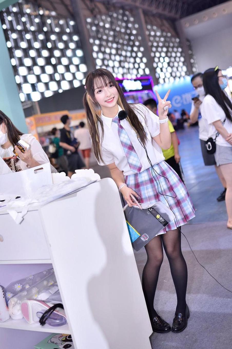 浓情蜜意的神乐坂真冬足可乐瓶美图图包更新