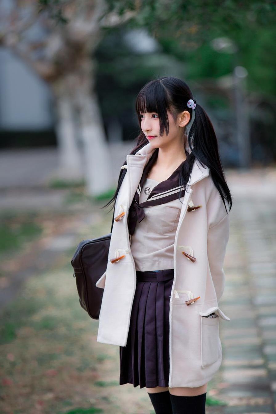 感受经典之美，神楽坂真冬cos绝対服従的时尚魅力