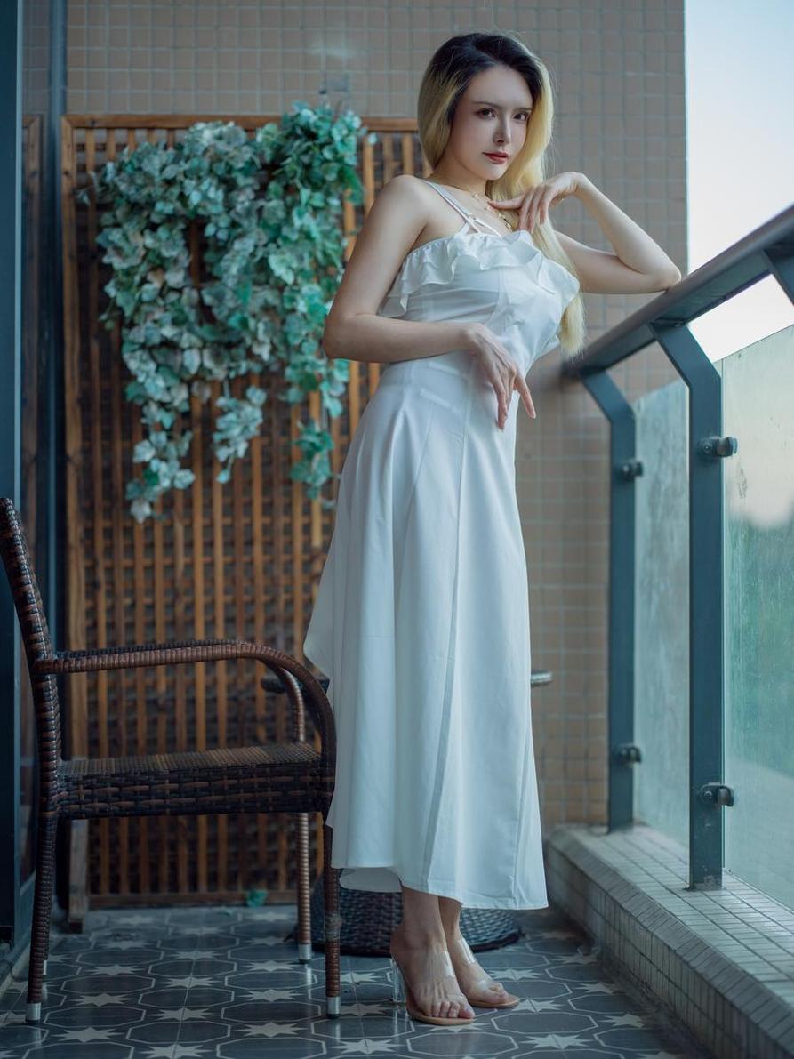 独具匠心，摄影师通过自己的想象和构想，打造了独一无二的秋与柯基艳忍原图。