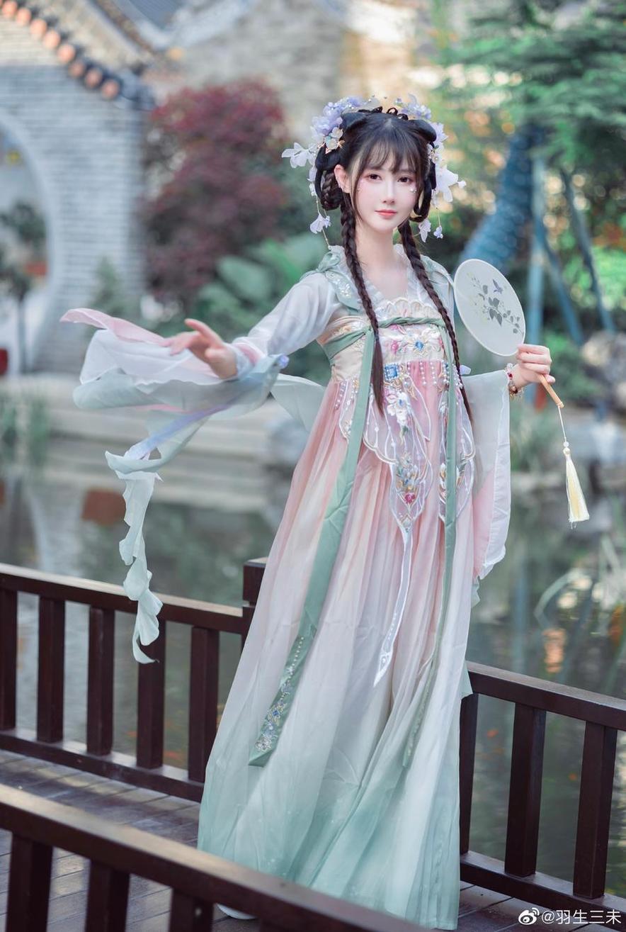 分享羽生三未蓝白最美的照片，感受她的美妙魅力