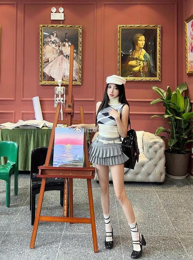 色彩缤纷的幻想空间：7160过期米线线连体衣女仆图片
