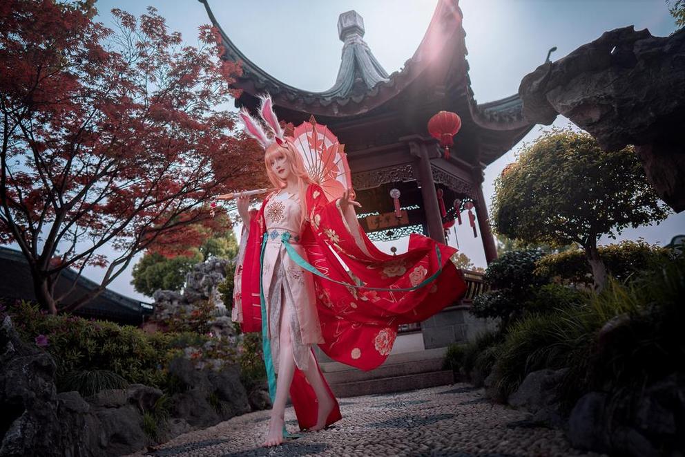 车展露儿大魔王霓虹灯下的美图，让人沉浸在梦幻世界