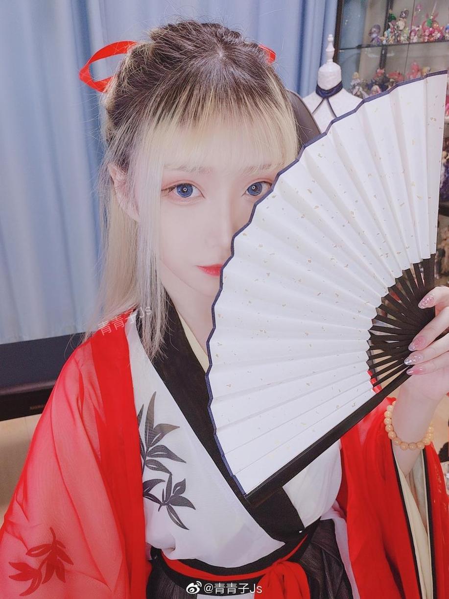 青青子js白色星辰的cos作品集，献上最细腻的角色演绎，震撼你的每一个瞬间。